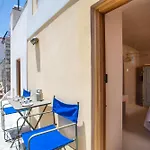 Kalosymi Studio, Lejlighed